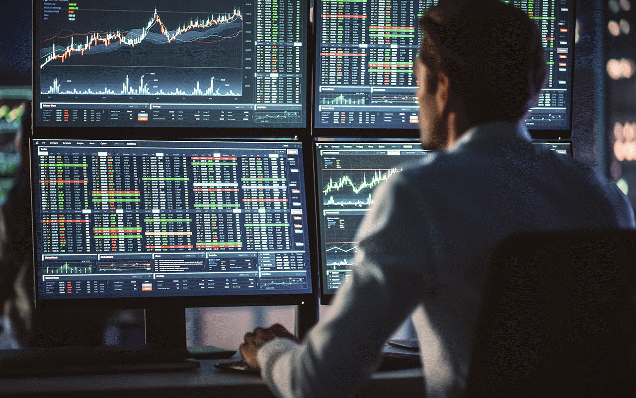 複数の画面にグラフやデータを表示している人