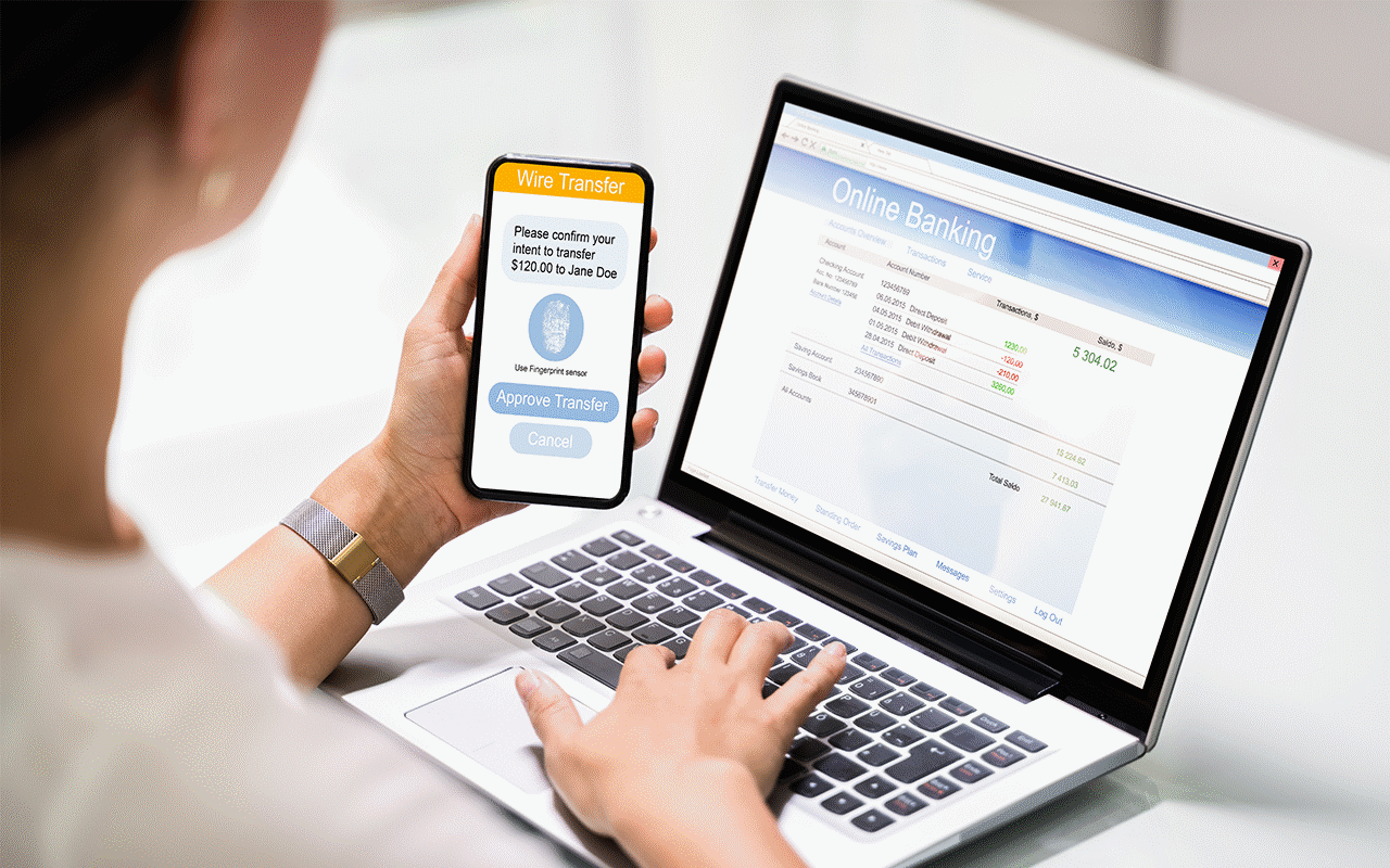 携帯電話やラップトップの画面を表示している人