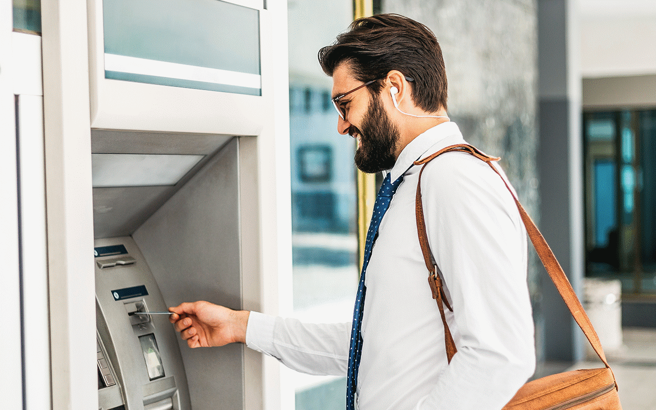 ATMを使用する人