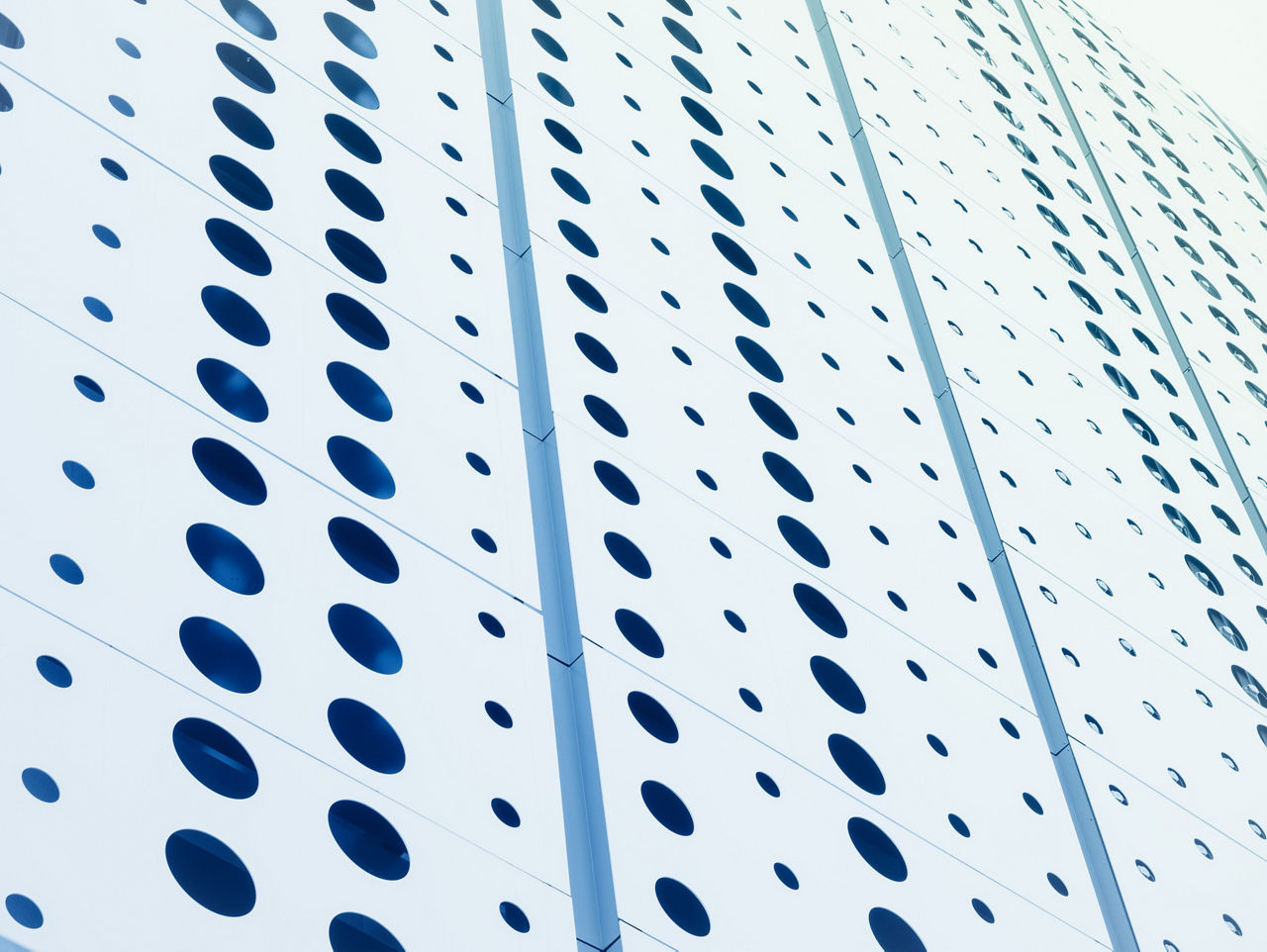 近代的なコンクリート天井の建築細部