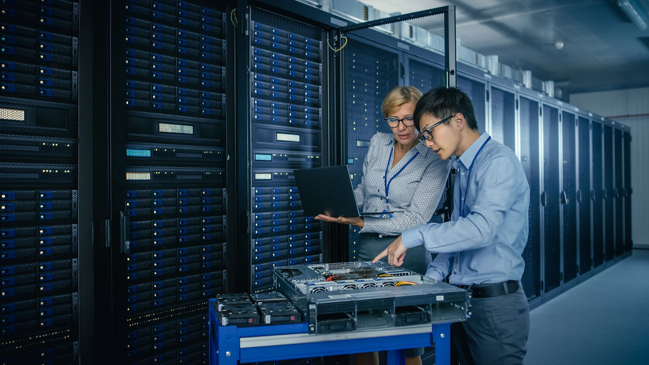 Colleagues working together to solve a problem in the data center