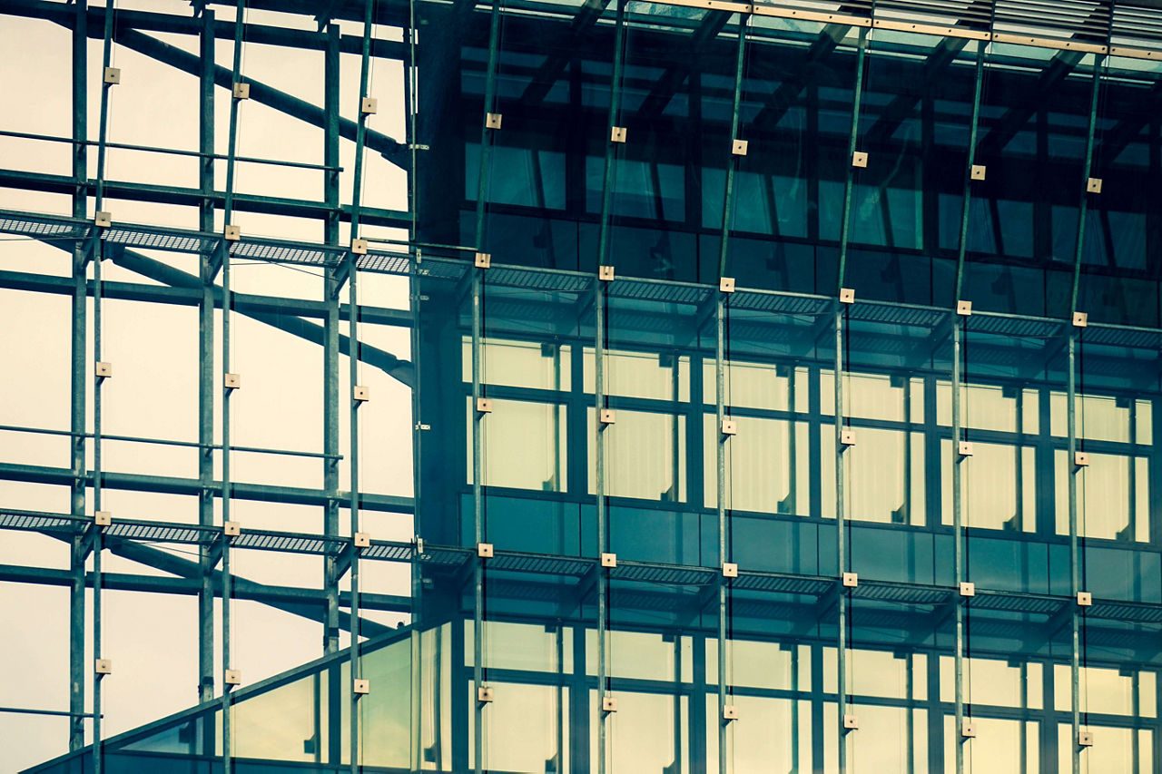 ジュニパーのインテントベースネットワーキングとインフラストラクチャソリューションを表現するガラス窓のある建物の側面図。