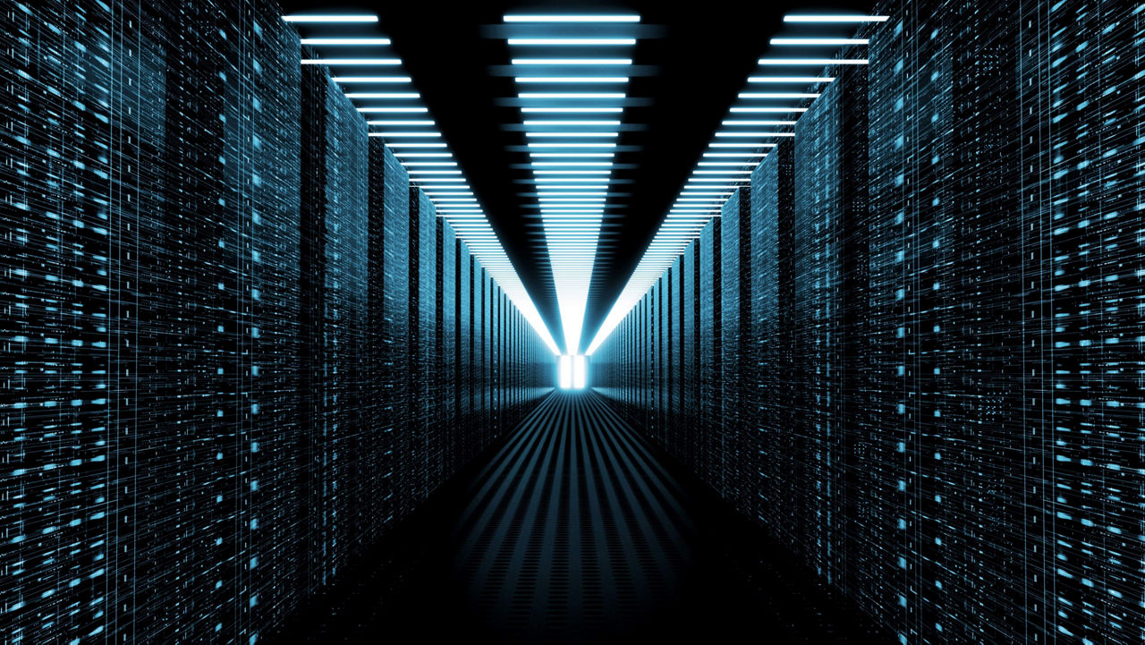 暗く長いデータセンターの廊下には、壁一面にルーティングやスイッチングのプラットフォームが置かれています。