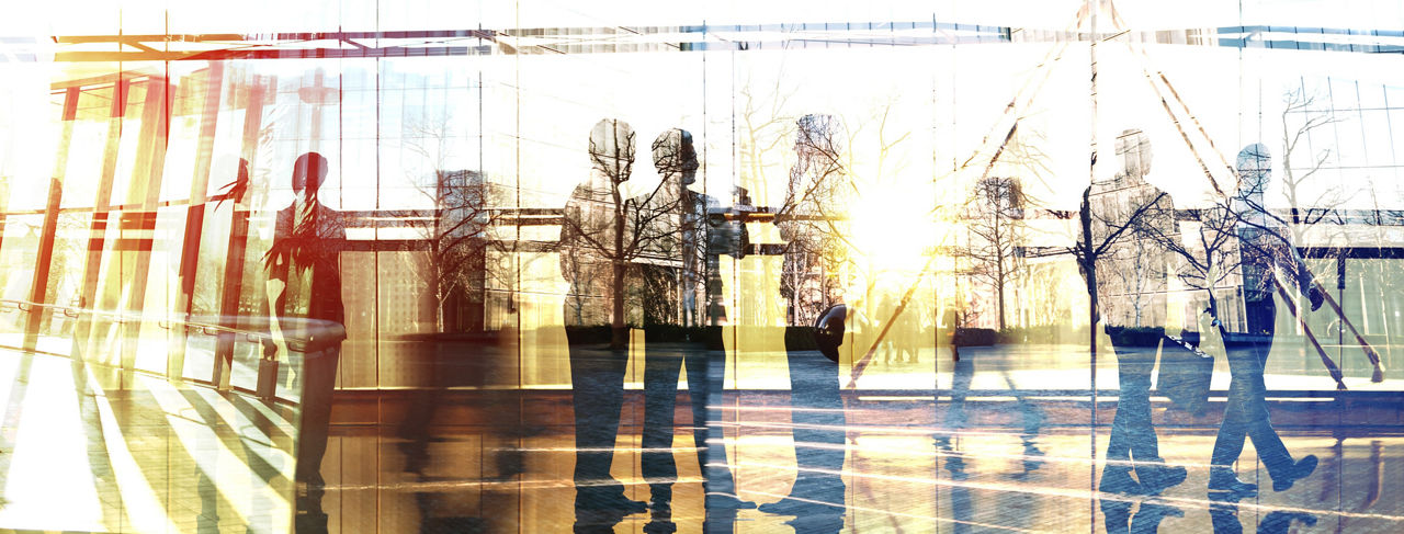 建物の中にいるビジネスマン/ウーマンのシルエット