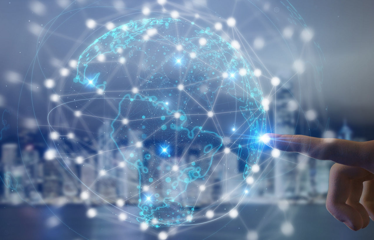 画面上の世界地図を指している指