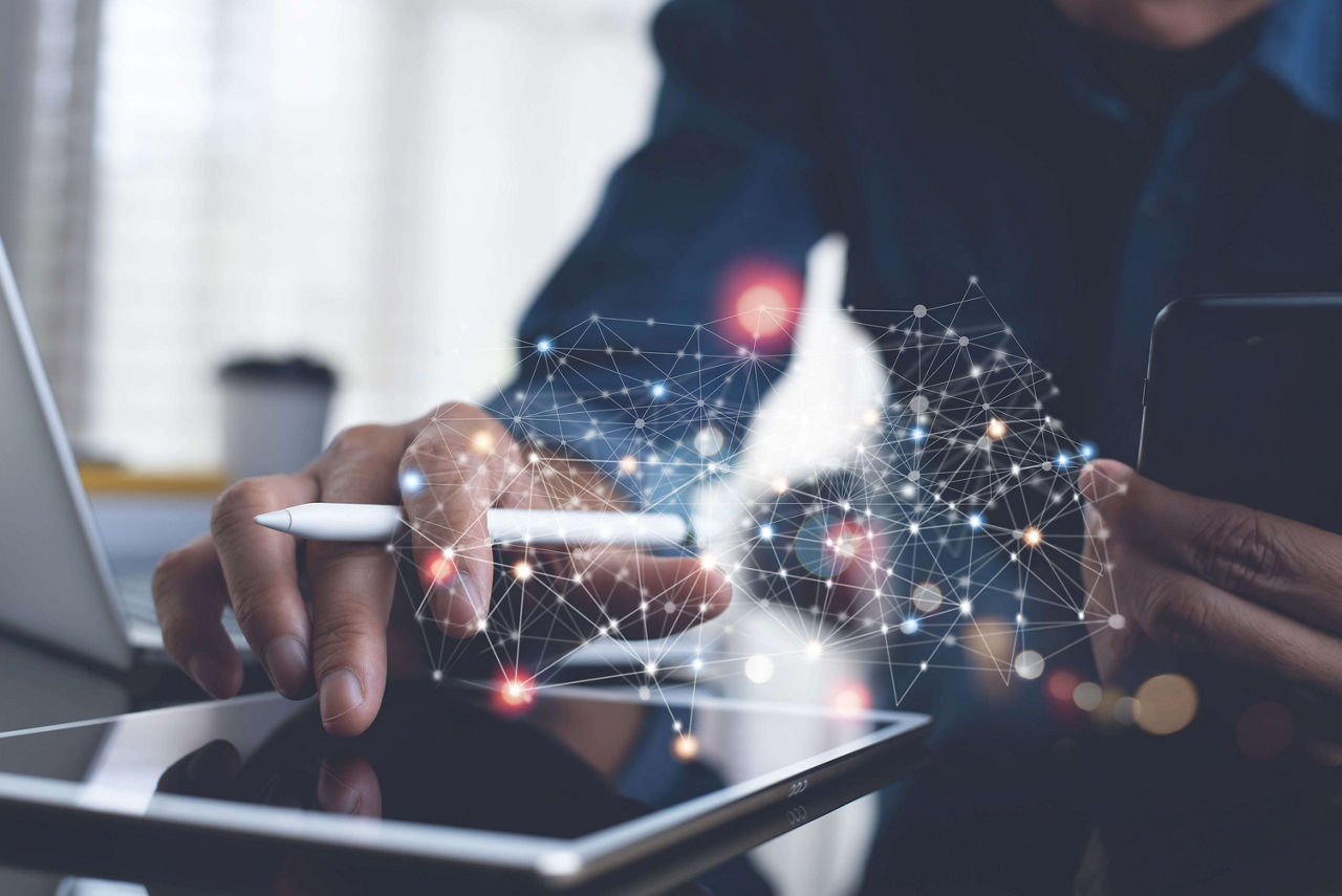 モバイルタブレットで作業するネットワーク専門家。