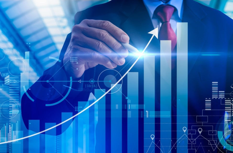 ビジネスマンが、成長グラフと、財務売上のデータや経済成長グラフチャートを分析する最新のコンピューターの仮想ダッシュボード、ブロックチェーン技術などを指差している。