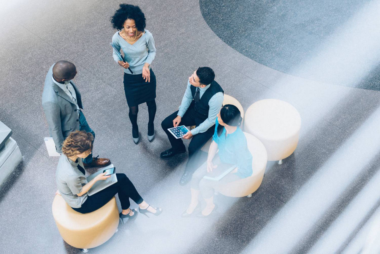 正在进行讨论的一群人