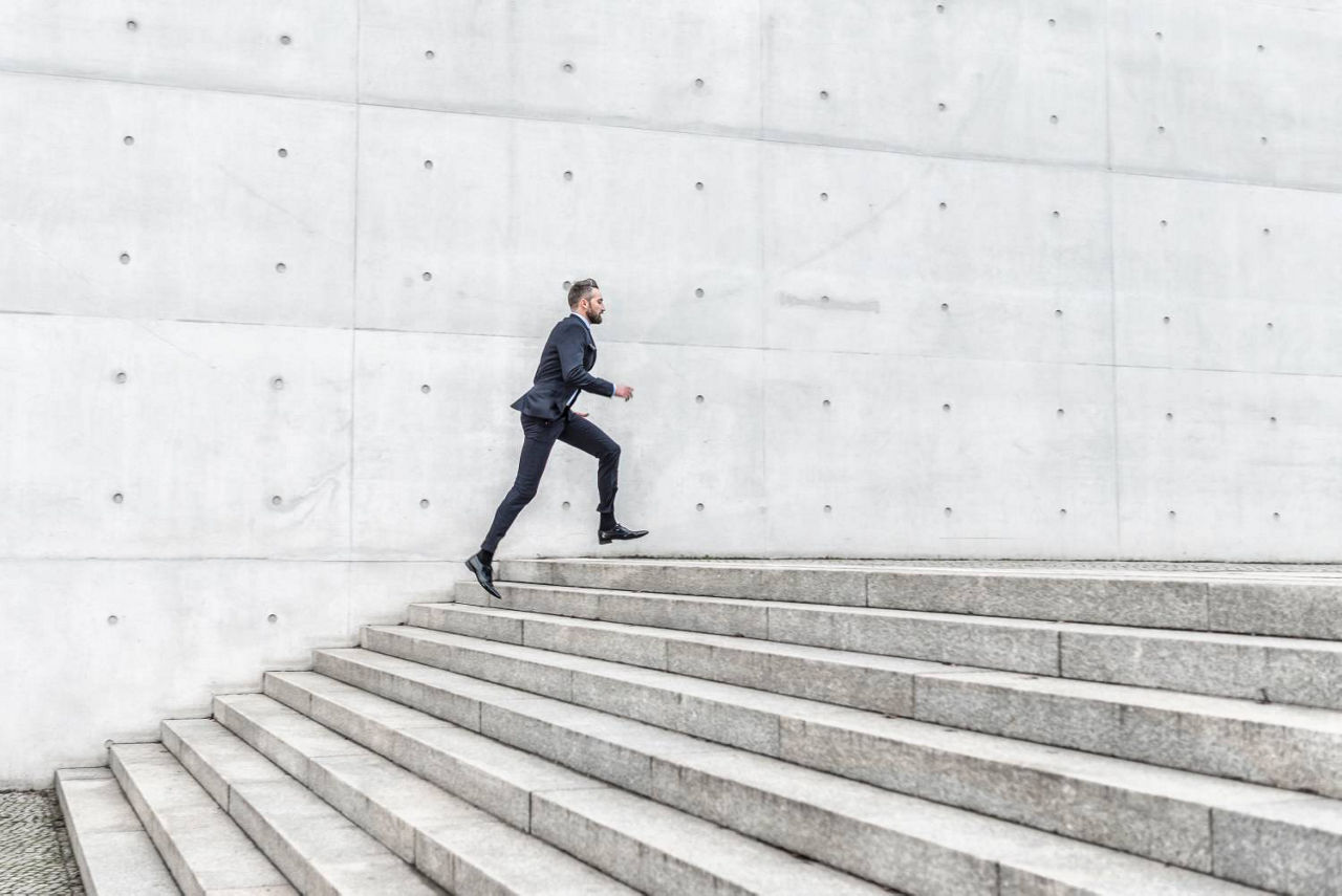 一个正在爬很高的楼梯的人