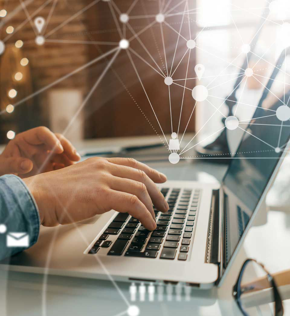 通信ネットワークをオーバーレイした、ノートパソコンにタイプ入力している手